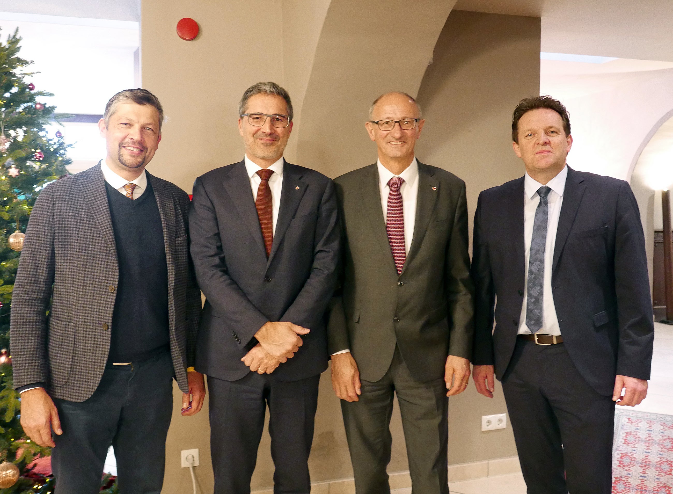 Oggi (9 dicembre) i presidenti del Tirolo, Anton Mattle (terzo da sinistra), e dell'Alto Adige, Arno Kompatscher (secondo da sinistra), si sono incontrati in Alto Adige assieme agli assessori alla Mobilità Renè Zumtobel (quarto da sinistra) e Daniel Alfreider (primo da sinistra). (Foto: ASP/Ingo Dejaco)