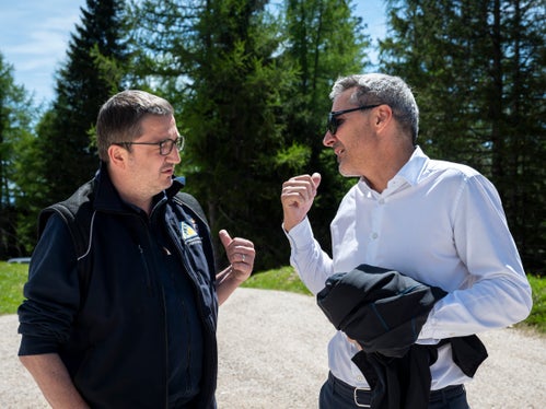 Il 30 maggio, l'assessore alla Protezione civile e presidente della Provincia autonoma di Bolzano, Arno Kompatscher (a destra) e il suo omologo trentino Maurizio Fugatti hanno ufficialmente messo in funzione il radar meteorologico sul Monte Macaion nel Comune di Borgo d'Anaunia. (Foto: USP/Fabio Brucculeri)
