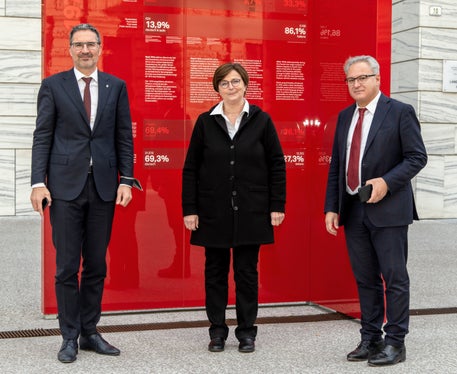 La direttrice uscente della Ripartizione avvocatura provinciale, Renate von Guggenberg, si è accomiatata dal presidente della Provincia Arno Kompatscher. Nella foto assieme al segretario generale, Eros Magnago (Foto: ASP/Peter Daldos)