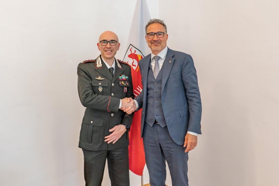 Nel primo pomeriggio di giovedì 21 maggio il presidente della Provincia autonoma di Bolzano, Arno Kompatscher, ha ricevuto il colonnello Cristiano Carenza per la visita di commiato al termine del suo incarico come comandante provinciale dei Carabinieri. (Foto: USP/Greta Stuefer)