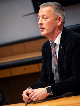 “Nel 2024 siamo riusciti a erogare sussidi energetici per un totale di oltre 18 milioni di euro e a proseguire l'impegno della Provincia a favore delle fonti di energia rinnovabile. Con le modifiche al bonus energetico, promuoviamo la ristrutturazione degli edifici per aumentare l'efficienza energetica e l'utilizzo degli edifici esistenti”, spiega l’assessore provinciale alla Protezione dell'ambiente, della natura e del clima, allo Sviluppo del territorio e all'Energia, Peter Brunner. (Foto: USP/Fabio Brucculeri)