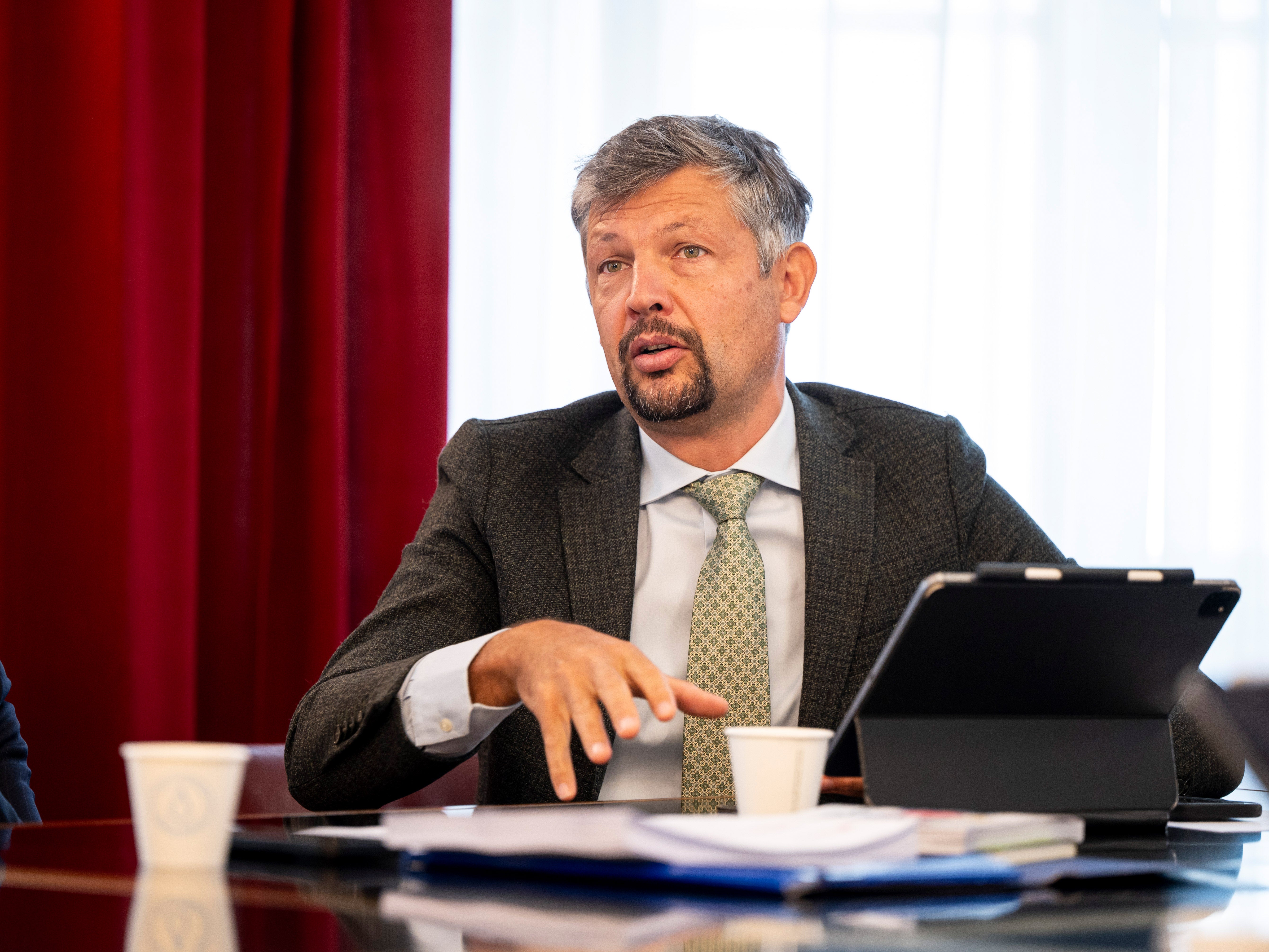 „Ziel ist es, die Verbindungen aufrechtzuerhalten, die Sicherheit zu gewährleisten und den Menschen konkrete Alternativen anzubieten“, erklärte Mobilitäts- und Landesrat Daniel Alfreider im Rahmen der Pressekonferenz im Bozner Rathaus. „Land und Gemeinde arbeiten auch beim Verkehrsmonitoring zusammen, um bei auftretenden Problemen rasch eingreifen zu können.“ (Foto: LPA/Fabio Brucculeri)