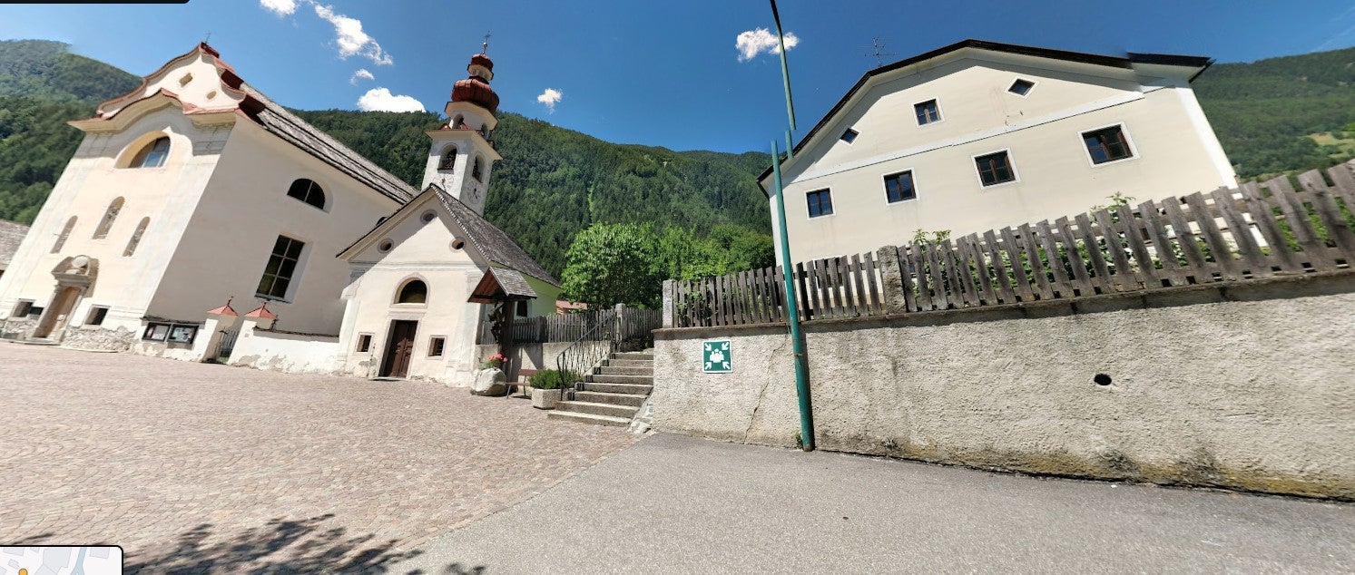 La chiesa parrocchiale di Santa Margherita e la canonica di Villa Ottone. (Foto: Soprintendenza provinciale ai Beni culturali)
