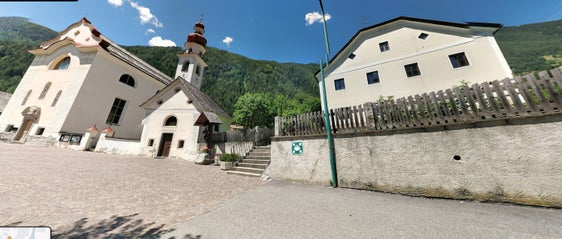 La chiesa parrocchiale di Santa Margherita e la canonica di Villa Ottone. (Foto: Soprintendenza provinciale ai Beni culturali)