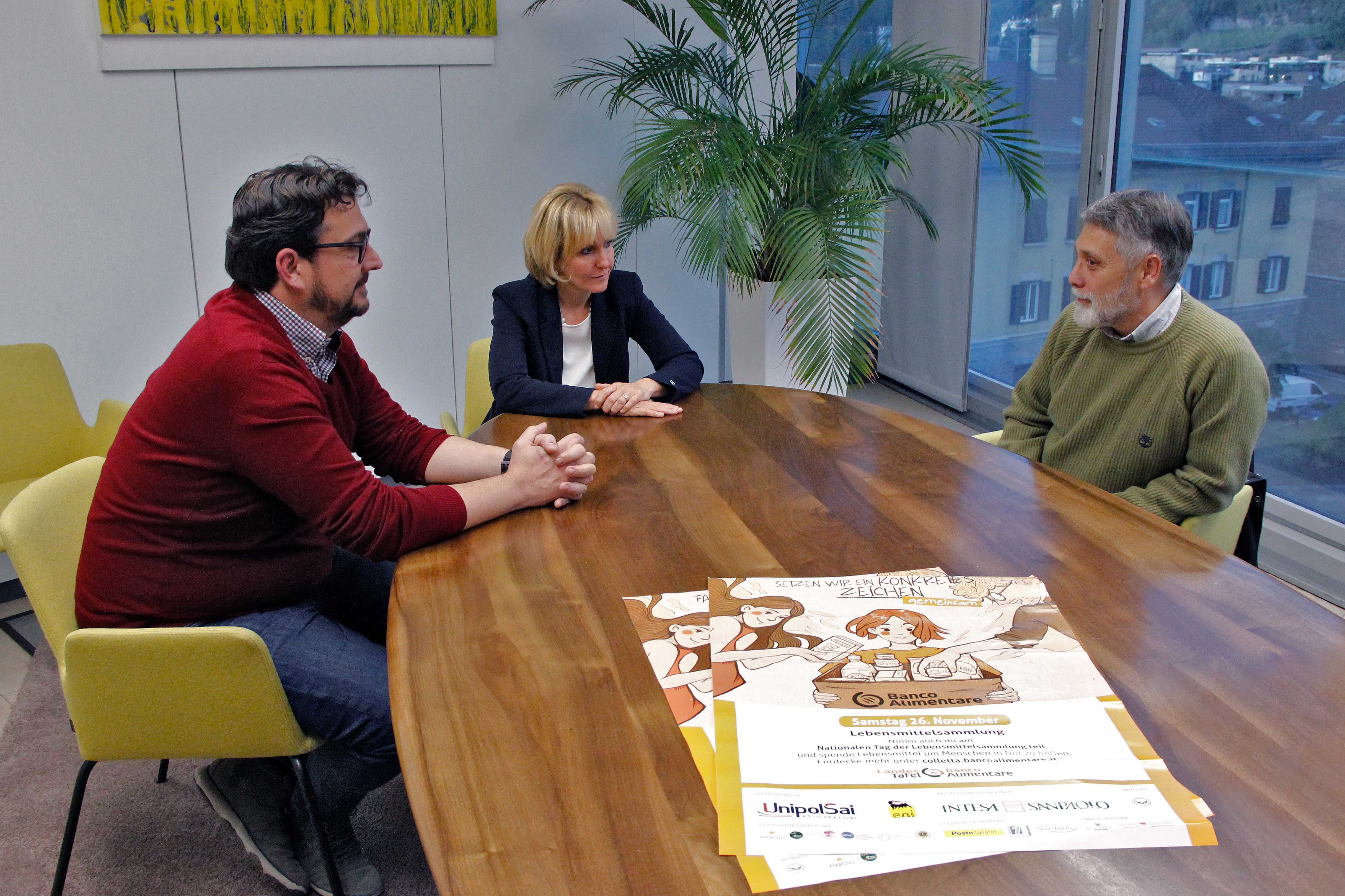 In occasione dell'incontro con l'assessora provinciale Deeg, i rappresentanti del coordinamento provinciale hanno presentato la campagna di raccolta di alimenti in programma per domani, sabato: in più di 80 negozi altoatesini si possono donare alimenti (non deperibili). (Foto: ASP/Greta Stuefer)