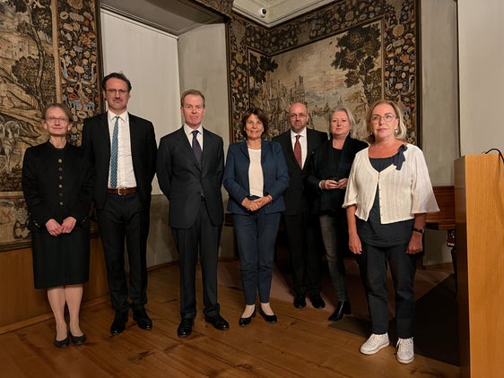 Tagung zur Adelsfamilie Welsperg ausgerichtet: im Bild (v.l.) Erika Kustatscher (Diözesanarchiv), Philipp Tolloi (Landesarchiv), William D. Godsey (Gastreferent), LRin Maria Hochgruber Kuenzer, Gustav Pfeifer (Landesarchiv), Landeskonservatorin Karin Dalla Torre und Landesarchiv-Direktorin Christine Roilo. (Foto: Landesdenkmalamt)