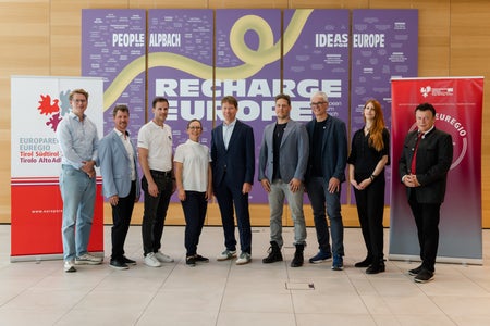 Euregio-Innovationspreis 2025: die sechs Finalisten (v. l.) Jan Brilke, Pascal Schöttle, Luca Benedetti, Eva Littringer, Martin Schwarz, Florian Ennemoser, Bernhard Weiskopf, Ingrid Frank und Andreas Bangheri (Foto: EFA/Philipp Huber)
(3. Platz), (1. Platz), (2. Platz)
