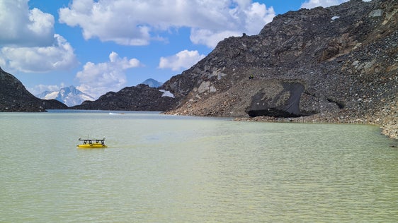 Messung der Wassertiefen am Gletschersee im Vorfeld des Geltalferners in Rein in Taufers (Foto: LPA/Roberto Dinale)