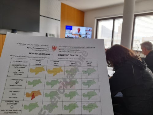 Bei der Bewertungskonferenz heute um 13 Uhr im Landeswarnzentrum in der Agentur für Bevölkerungsschutz wurde der Zivilschutzstatus fiktiv vom Normalzustand Zero auf die Aufmerksamkeitsstufe Alfa angehoben, mit dem Warnlagebericht wurde (fiktiv) für Hochwasser die Warnstufe Rot (hohes Gefährdungspotential) in der Zone Bozen und Unterland ausgerufen. (Foto: LPA/Maja Clara)