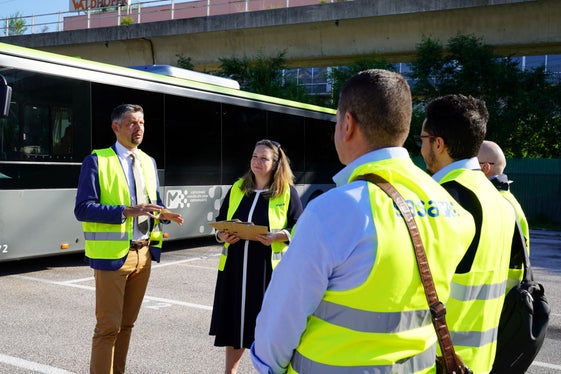 Landesrat Alfreider und Sasa-Präsidentin Kofler mit den ersten Absolventen der Sasa Academy (Foto: Sasa)