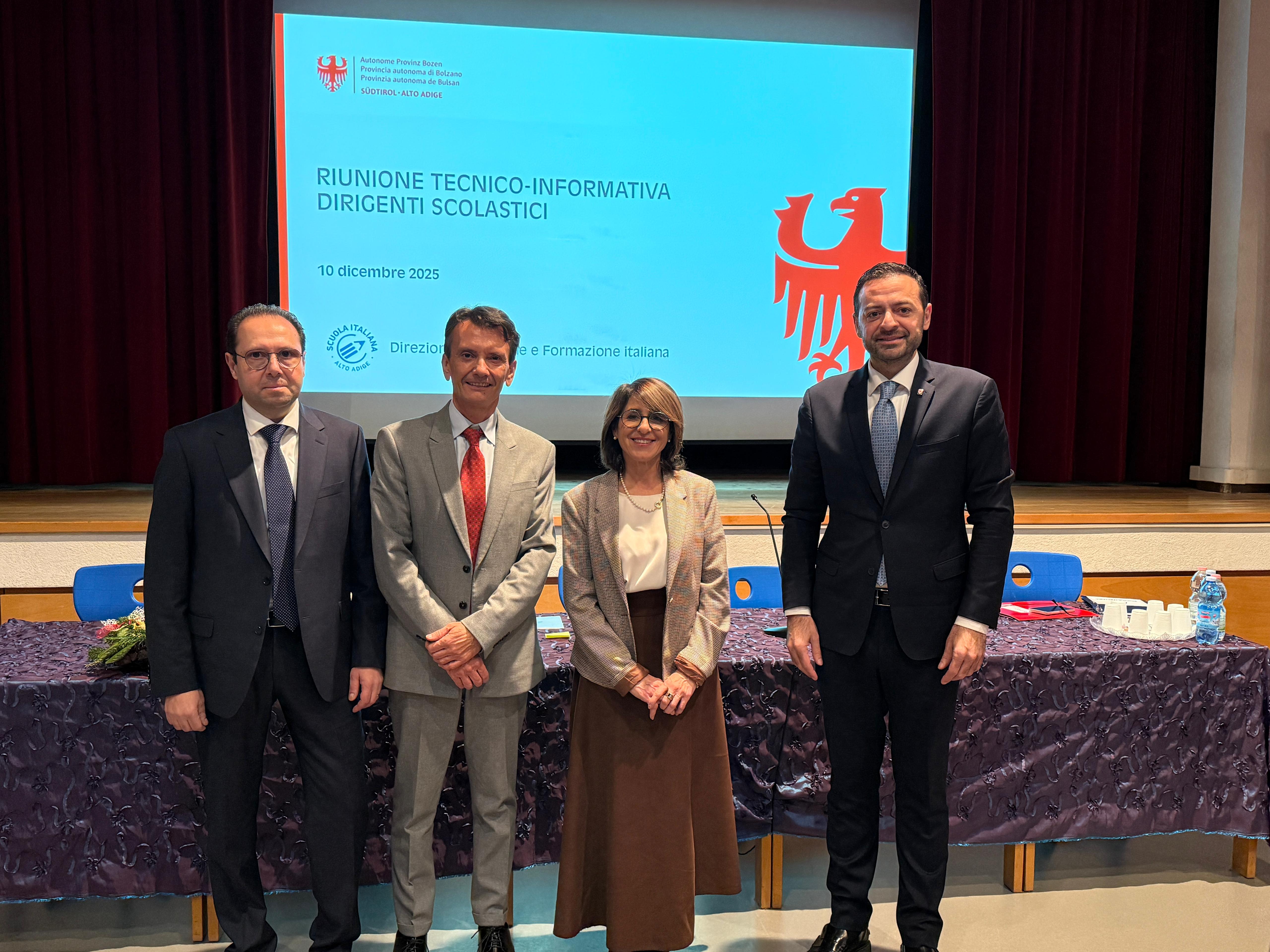 Il futuro del sistema scolastico altoatesino è stato il tema principale dell'incontro tra i dirigenti degli istituti in lingua italiana della provincia di Bolzano. Nella foto (da sinistra) Tonino Tuttolomondo, direttore della Ripartizione Intendenza scolastica italiana, il sovrintendente scolastico Vincenzo Gullotta, Sandra Scicolone dell’Associazione Nazionale dirigenti pubblici e alte professionalità della scuola e il vicepresidente Marco Galateo. (Foto: USP)