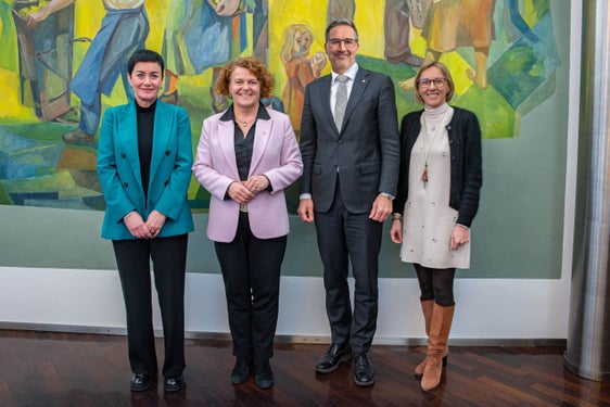 Lavorare in rete verso una maggiore uguaglianza: nella foto (da sinistra) l'assessora Ulli Mair, l'assessora Rosmarie Pamer, il presidente della Provincia Arno Kompatscher e l'assessora Magdalena Amhof. (Foto: ASP/Greta Stuefer)