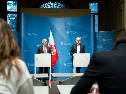 Das Land Südtirol setzt konsequent auf Energieeffizienz und erneuerbare Energien: 2025 wurden insgesamt 44 Millionen Euro an&nbsp;Fördermitteln für 1250 zugelassene Beitragsansuchen gewährt. Damit können 13.126 Tonnen an CO2-Emissionen vermieden werden, berichteten Landesrat Peter Brunner (links) und Abteilungsdirektor Flavio Ruffini auf der Pressekonferenz. (Foto: LPA/Fabio Brucculeri)