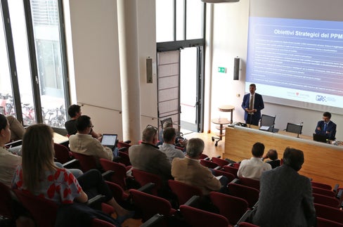 
La mobilità deve diventare ancora più completa, interconnessa e intermodale, oltre i confini comunali, ha detto l'assessore provinciale Alfreider alla presentazione dei risultati del sondaggio (Foto: ASP/Ingo Dejaco)