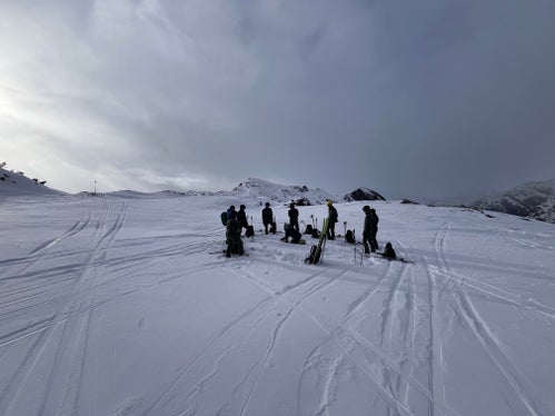 Teil des Kurses in Theorie und Praxis bildeten Schneekunde und Lawinenkunde auch im Gelände. (Foto: LPA/Landesamt für Meteorologie und Lawinenwarnung)
