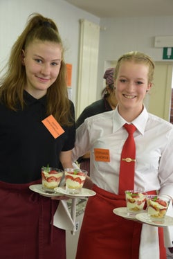 Die zubereiteten Gerichte werden serviert. (Foto: LPA/Fachschule Tisens)