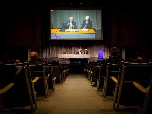 I responsabili delle aziende IT delle 3 regioni si sono alternati nell'apertura del convegno online nelle 4 sedi congressuali. Per l'Alto Adige ha parlato il presidente della Siag, Oscar De Iorio, accanto a lui sul podio il direttore generale della Siag Stefan Gasslitter (Foto: ASP/Fabio Brucculeri)
