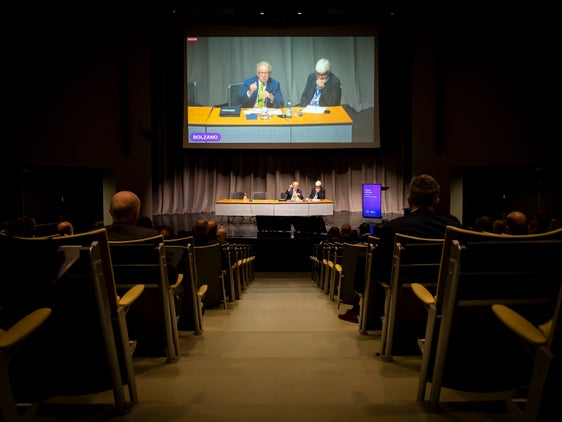 Gemeinsam im Wechsel eröffneten die Leiter der Informatik-Gesellschaften der 3 Regionen an den 4 Tagungsorten online die Tagung. Für Südtirol sprach Siag-Präsident Oscar De Iorio, neben ihm am Podium sitzt Siag-Generaldirektor Stefan Gasslitter. (Foto: 
LPA/Fabio Brucculeri)