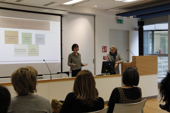 La pedagogista Verena Buratti (a sinistra) e la psicologa e psicoterapeuta dell'età evolutiva Giuliana Beghini Franchini, relatrici all'incontro organizzato dall'Agenzia per la famiglia. (Foto: ASP/Carmen Kollmann)