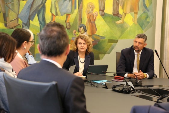 I comuns dla Val Badia á ti ultims agn dé n impuls sterch al svilup dl sorvisc dles ciases di pici, realisan ince strotöres nöies, á sotrissé l’assessuria Rosmarie Pamer. Ince l’assessur Alfreider á orü sotrissé chësc conzet, injuntan: I rengraziëii por chësc confrunt, deache avisa tles valades ladines é l’organisaziun di sorvisc por la pröma infanzia fondamentala, y al momënt é les desfides bindebó granes. (foto: USP/Ingo Dejaco)