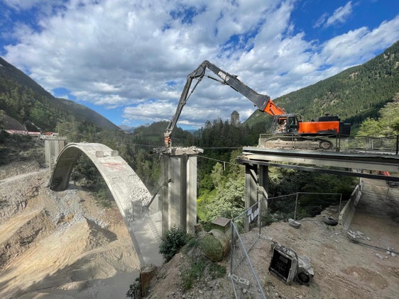 Die Erneuerung der Brücke Eschenlohe: Seitliche Ansicht mit Bogen sowie Anzahl und Abstand der Stützen zueinander bleiben im Wesentlichen unverändert.&nbsp;(Foto: LPA/G.News)