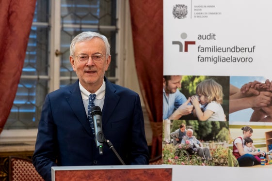 Für Handelskammer-Präsident Michl Ebner ist das audit familieundberuf eine wichtige Strategie, um als Arbeitgeber attraktiv zu werden bzw. zu bleiben. (Foto: LPA/Handelskammer Bozen/Alan Bianchi)
