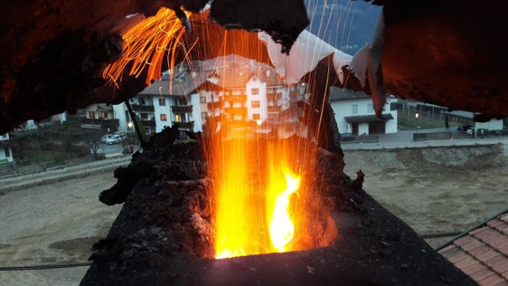 Soprattutto ora, dopo un lungo periodo di riscaldamento, è importante assicurare la manutenzione degli impianti di riscaldamento e delle stufe per evitare incendi nei camini, come illustrato nell'immagine dei Vigili del fuoco volontari di Lana (Foto: ASP/Associazione dei Vigili del Fuoco Volontari)