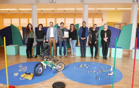 Jede Menge Material zur nachhaltigen Mobilität bietet der Mobilitätskoffer für die Kindergärten. Die Inhalte wurden im Kindergarten St. Johann in Bozen vorgestellt. Alle Kindergartensprengel in Südtirol bekommen einen Mobilitätskoffer, den die Kindergärten dort ausleihen können. (Foto: STA/Lisa Zambiasi)