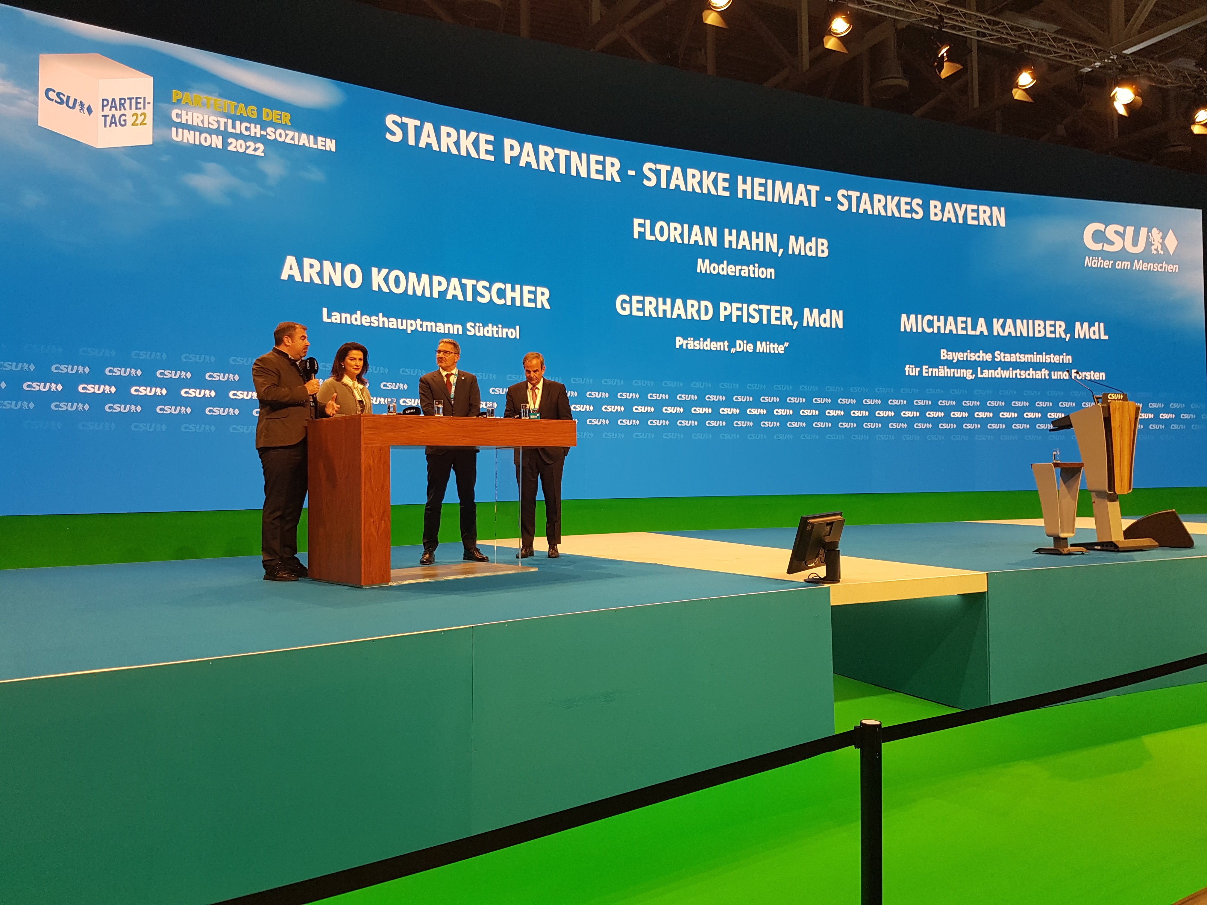 In der Krise gilt es schnell und effizienz zu handeln, darin waren sich (v.l.) der Bundestagsabgeordnete Hahn, die bayerische Ministerin Kaniber, Südtirols Landeshauptmann LH Kompatscher und der Schweizer Nationalrat Pfister einig. (Foto: LPA)