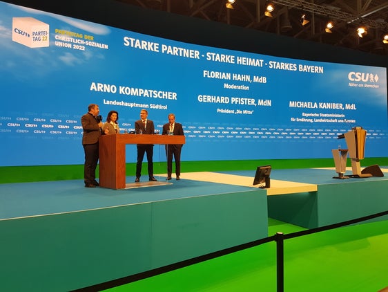 In der Krise gilt es schnell und effizienz zu handeln, darin waren sich (v.l.) der Bundestagsabgeordnete Hahn, die bayerische Ministerin Kaniber, Südtirols Landeshauptmann LH Kompatscher und der Schweizer Nationalrat Pfister einig. (Foto: LPA)