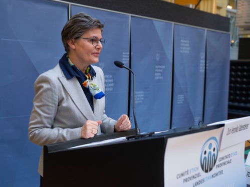 Die Direktorin der Landesabteilung Gesundheit Veronika Rabensteiner bei der heutigen Tagung des Landesethikkomitees. (Foto: LPA/Fabio Brucculeri)