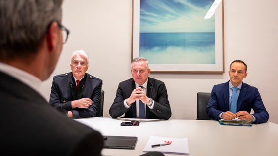 Il presidente della Provincia Arno Kompatscher (di spalle) e il governatore della Stiria Mario Kunasek (al centro) hanno discusso degli sviluppi e delle sfide in Alto Adige e in Stiria durante un incontro a Bolzano. Erano presenti anche il console generale austriaco a Milano Wolfgang-Lukas Strohmayer (a sinistra) e il responsabile della comunicazione dell'ufficio di Kunasek Gerold Fraidl. (Foto: USP/Fabio Brucculeri)