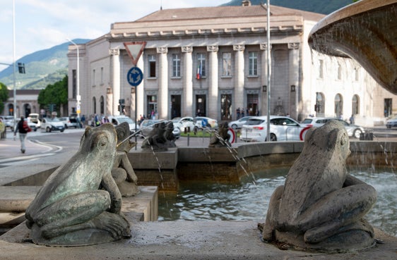 Der Froschbrunnen am Bahnhofsplatz ist ein Wahrzeichen der Stadt Bozen. (Foto: LPA/LDA)