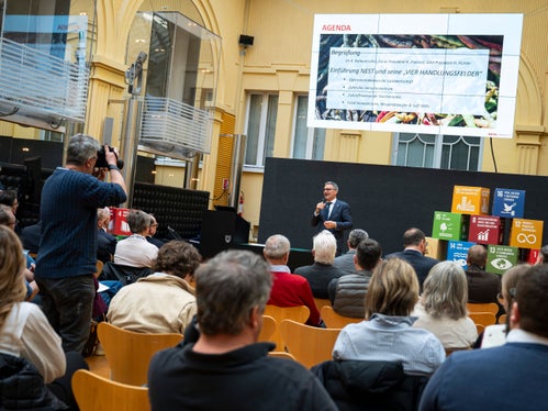 Landeshauptmann Arno Kompatscher unterstreicht: „Wir stehen hier vor einem klassischen Henne-Ei-Problem: Produzentinnen und Produzenten brauchen Sicherheit bei der Abnahme ihrer Produkte, während Betriebe in der Gastronomie auf ein verlässliches Angebot angewiesen sind. (Foto: LPA/Fabio Brucculeri)