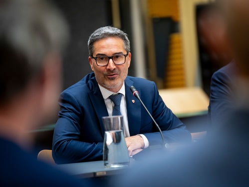 Mit dieser Aktualisierung setzt sich das Land für eine effiziente und transparente Verwaltung des öffentlichen Auftragswesens ein und trägt auch zur Verbesserung der Qualität und Nachhaltigkeit der öffentlichen Arbeiten bei, unterstreicht Landeshauptmann Arno Kompatscher. (Foto: LPA/Fabio Brucculeri)