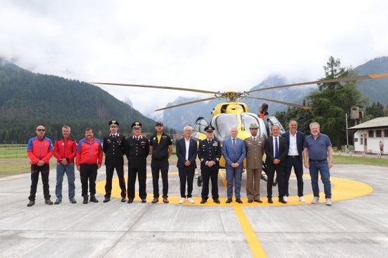 Alla consegna della struttura hanno partecipato i responsabili dell'Heli Elisoccorso Alto Adige, dell'amministrazione provinciale e del Comune di Dobbiaco, oltre ai responsabili dell'Azienda sanitaria dell'Alto Adige. (Foto: ASP/Dipartimento Istruzione e Cultura Italiana, Ambiente ed Energia)