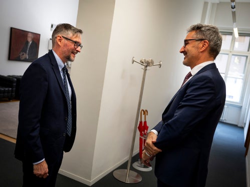 Der Generalkonsul der Vereinigten Staaten in Mailand Douglass Benning (links) und Landeshauptmann  Arno Kompatscher sprachen über die Beziehungen zwischen dem Land Südtirol und den Vereinigten Staaten sowie über die Olympischen und Paralympischen Winterspiele Mailand-Cortina 2026. (Foto: LPA/Fabio Brucculeri)