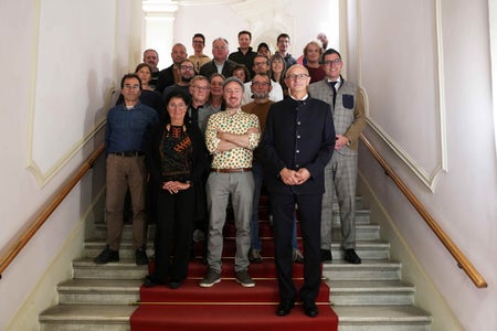 Gruppenfoto mit Euregio-Präsident, Tirols Landeshauptmann Anton Mattle und den Fotografinnen und Fotografen des Euregio-Kalenders 2026 (Foto: Land Tirol/DanijelJovanovic)  