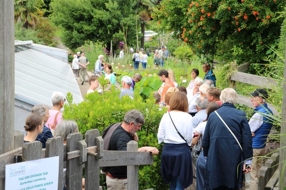 Besucherinnen und Besucher im Natur-im-Garten-Schaugarten und oberen Schaugarten des Versuchszentrums Laimburg. (Foto: LPA/Laimburg Research Centre)

