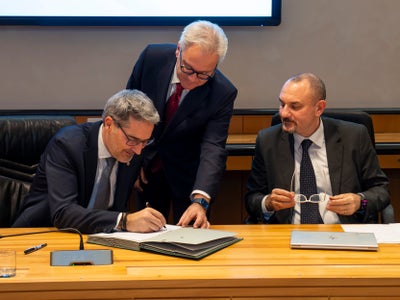Beim Unterzeichnen des Kaufvertrags: (v.l.) Landeshauptmann Arno Kompatscher mit dem Generalsekretär des Landes, Eros Magnago, und dem für Vermögen zuständigen NISF-Direktor,&nbsp;Vincenzo Fera. (Foto: LPA/Fabio Brucculeri)
