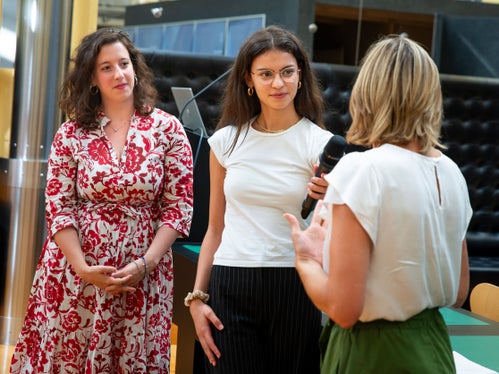 Un momento dell'evento: l'assessora Magdalena Amhof dialoga con le moderatrici Marta Cattani e Sofia Ragno. (Foto: USP/Fabio Brucculeri)