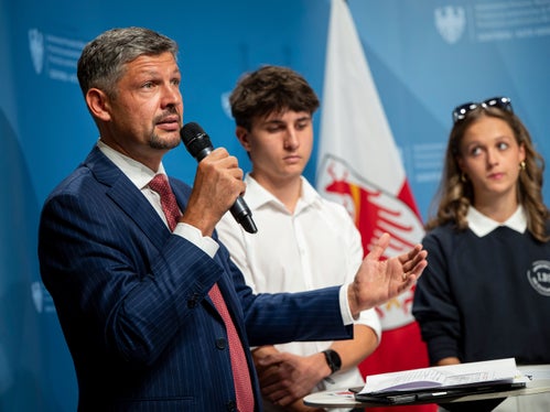 „Die Schule ist ein Ort der Wissensvermittlung, aber auch des gesellschaftlichen Lebens mit klaren Regeln. Schule soll ein Ort des respektvollen Miteinanders sein, in dem demokratische Abläufe gelernt und gelebt werden“, hielt Landesrat Daniel Alfreider (rechts neben ihm die Schülerverterter Jan Paul Promberger und Julia Moosburger) fest. 