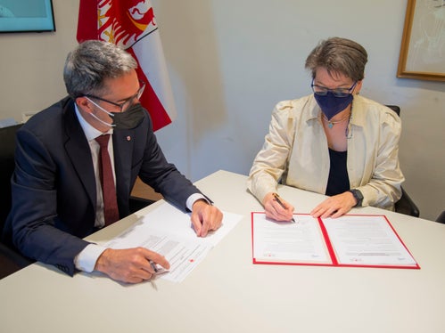 Auch in den kommenden fünf Jahren werden Studierende der Freien Universität Bozen die Möglichkeit haben, Praktika in der Landesverwaltung zu durchlaufen. Das entsprechende Abkommen haben heute Landeshauptmann Kompatscher und Uni-Präsidentin Tappeiner besiegelt. (Foto: LPA/Fabio Brucculeri)