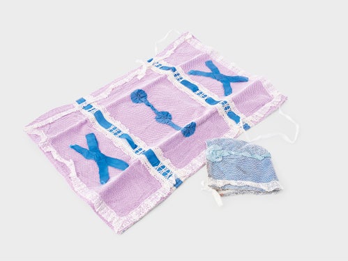 Das Taufkleid des späteren Missionars Luis Lintner gehört zur Sammlung des Museumsvereins Aldein und ist im Dorfmuseum Aldein ausgestellt. (Foto: LPA/Museumsverband Südtirol/Museumsverein Aldein) 