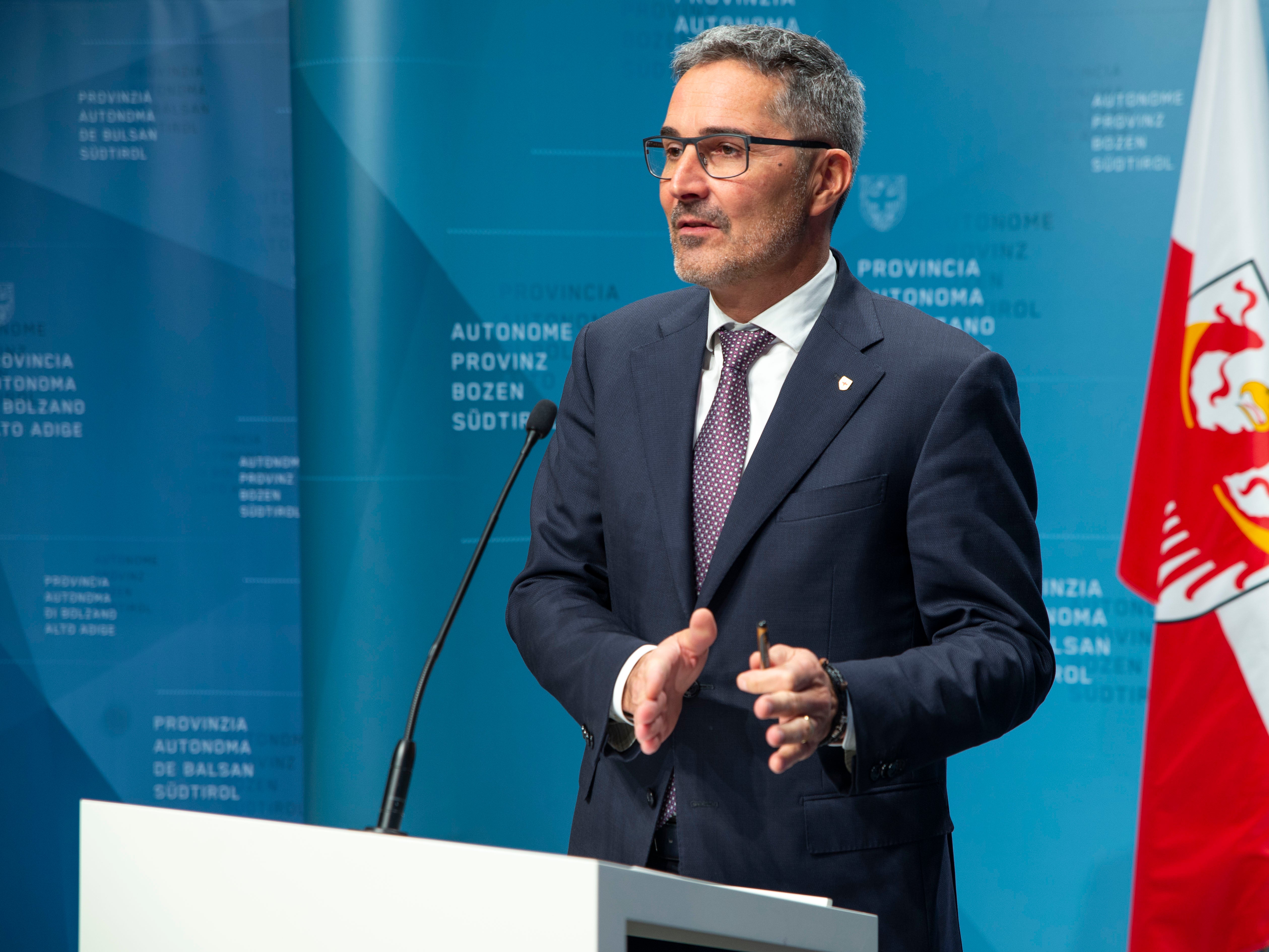 La necessità di incentivare la cooperazione intercomunale, finanziata dalla Provincia con fondi della Regione, è stata sottolineata oggi dal presidente altoatesino Kompatscher. Dal 2023, la Provincia finanzierà in questo modo anche il servizio di polizia locale. (Foto: ASP/Fabio Brucculeri)