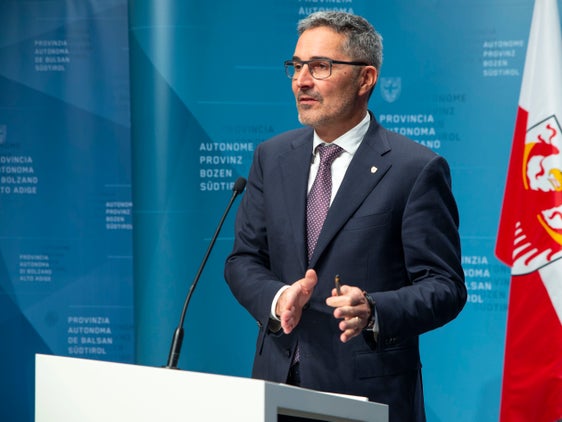 La necessità di incentivare la cooperazione intercomunale, finanziata dalla Provincia con fondi della Regione, è stata sottolineata oggi dal presidente altoatesino Kompatscher. Dal 2023, la Provincia finanzierà in questo modo anche il servizio di polizia locale. (Foto: ASP/Fabio Brucculeri)