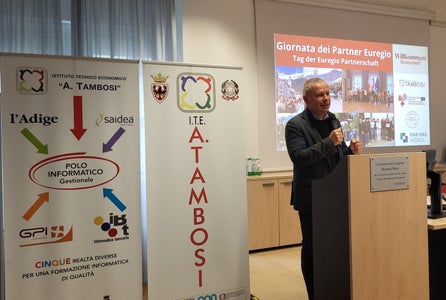 Il segretario generale dell’Euregio Christoph von Ach: Costruire ponti tra culture, promuovendo dialogo, collaborazione e convivenza europea: questo è lo spirito del gemellaggio scolastico dell’Euregio. (Foto: Euregio)
