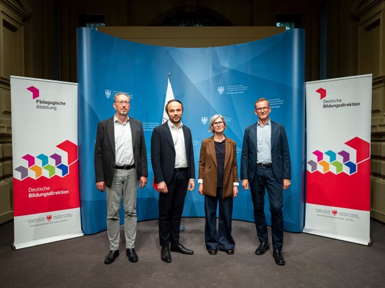 Stellten die Ergebnisse der Pilotphase und weitere Schritte und Maßnahmen der Unterrichtsentwicklung vor: (v.l.) Amtsdirektor Hansjörg Unterfrauner, Landesrat Philipp Achammer, Amtsdirektorin Anna Pfitscher und der Direktor der Pädagogischen Abteilung der Deutschen Bildungsdirektion, Martin Holzner. (Foto: LPA/Fabio Brucculeri)