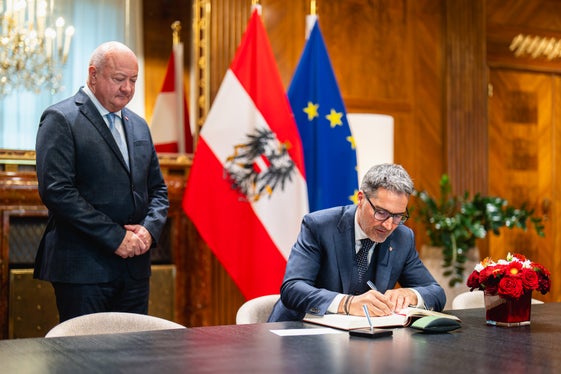 Il presidente della Provincia Arno Kompatscher (seduto al tavolo) si è iscritto nel libro degli ospiti della Cancelleria federale su invito del Cancelliere federale Christian Stocker. (Foto: USP/BKA/Schrötter)
