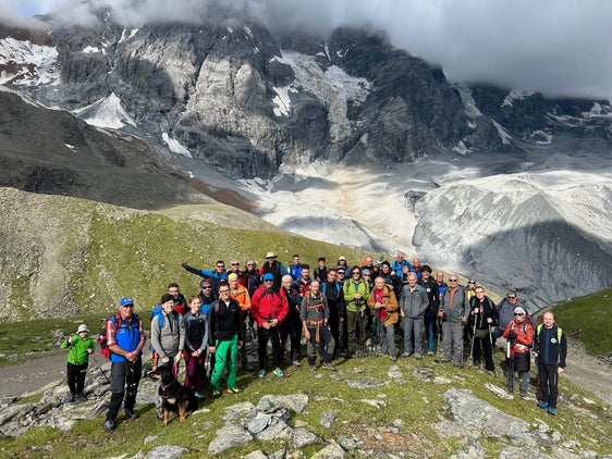 Gruppenfoto mit Glaziologen und Gletscherbeobachtern bei ihrer Exkursion auf dem Suldner Gletscherweg (Foto: LPA/Anton Stocker) 